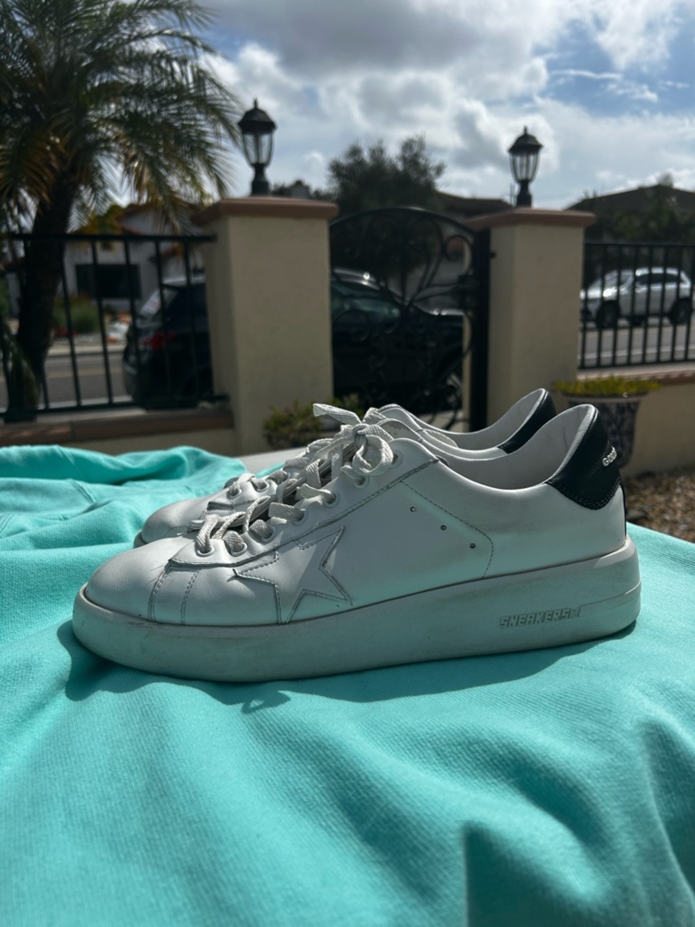 Golden Goose White Sneakers with Black Heel Panel - Picture 4 of 8